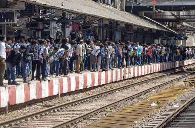 ਹਾਲਾਂਕਿ, ਤੁਹਾਨੂੰ ਉਸ ਟਿਕਟ ਲਈ ਫੀਸ ਵੀ ਅਦਾ ਕਰਨੀ ਪਵੇਗੀ ਜੋ ਤੁਸੀਂ ਗੁਆ ਦਿੱਤੀ ਹੈ ਅਤੇ ਟੀਟੀਈ ਤੁਹਾਨੂੰ ਉਸ ਦੀ ਜਗ੍ਹਾ ਜੋ ਟਿਕਟ ਦੇਵੇਗਾ, ਜੋ ਕਿ ਇੱਕ ਨਿਸ਼ਚਿਤ ਫੀਸ ਹੈ।