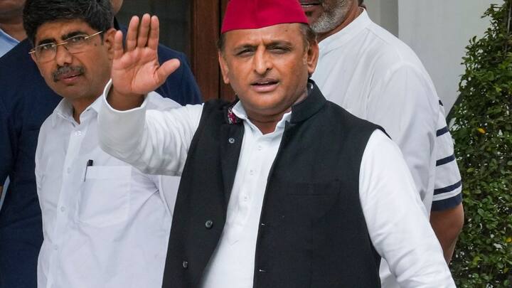 लोकसभा चुनाव 2024 में उत्तर प्रदेश में बेहतरीन प्रदर्शन के बाद अखिलेश यादव के मिजाज बदले बदले नजर आ रहे हैं. अखिलेश यादव आजकल सीनियर डॉक्टर बन गए हैं. इलाज की बात करते हैं. वो भी पहला नहीं दूसरा इलाज.