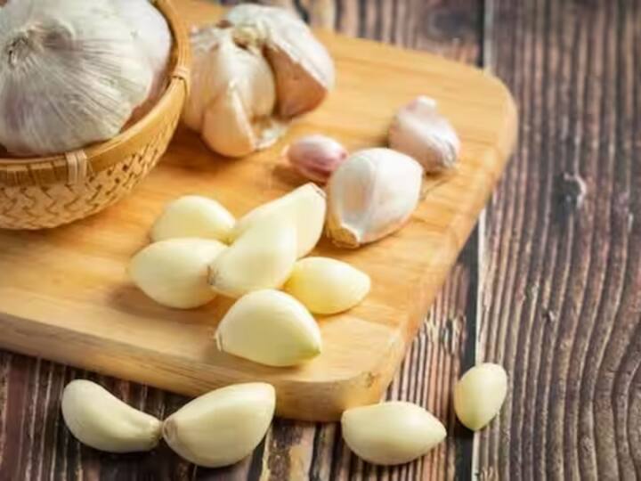 Garlic Benefits:  ਲਸਣ ਘਰੇਲੂ ਰਸੋਈ 'ਚ ਪਾਇਆ ਜਾਣ ਵਾਲਾ ਇਕ ਅਜਿਹਾ ਇਨਗ੍ਰੇਡੀਐਂਟ ਹੈ ਜੋ ਨਾ ਸਿਰਫ ਸਵਾਦ ਲਈ ਸਗੋਂ ਤੁਹਾਡੀ ਸਿਹਤ ਲਈ ਵੀ ਖਜ਼ਾਨਾ ਹੈ। ਰੋਜ਼ਾਨਾ ਲਸਣ ਦੀ ਇੱਕ ਕਲੀ ਗੇਮ ਚੇਂਜਰ ਸਾਬਤ ਹੋ ਸਕਦੀ ਹੈ।