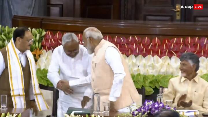 संविधान कक्ष में जनता दल (यूनाइटेड) के नीतीश कुमार ने नरेंद्र मोदी को एनडीए संसदीय दल का नेता चुने जाने के प्रस्ताव का समर्थन किया.