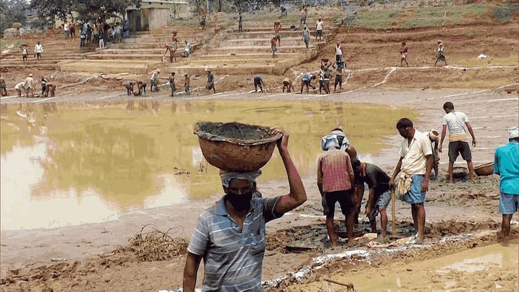 Demand under Rural Jobs Scheme MGNREGS slows down in last month again MGNREGS Demand: गांवों से मिले अच्छे संकेत, लगातार सातवें महीने कम हुई नरेगा में काम की डिमांड