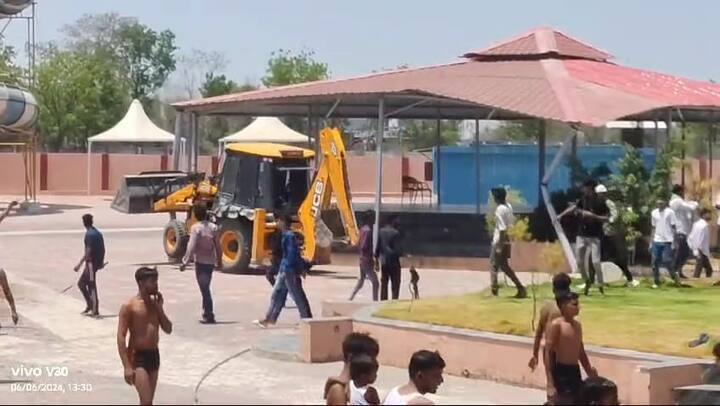 उत्पातियों की संख्या ज्यादा होने के कारण मौके पर भारी पुलिस जाब्ता बुलाना पड़ा. साथ ही वाटर पार्क के कार्मिकों और वहां पहुंचे प्रधान और सरपंच के साथ विवाद बढ़ गया और मारपीट हो गई. इससे प्रधान का हाथ फ्रैक्चर हो गया, जबकि 5 अन्य घायल हो गए.