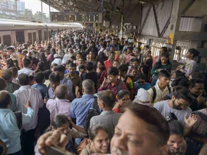 ਜੇਕਰ ਤੁਹਾਡੀ ਟਿਕਟ ਕਿਤੇ ਗੁੰਮ ਹੋ ਜਾਂਦੀ ਹੈ, ਤਾਂ ਤੁਹਾਨੂੰ ਇਸ ਸਬੰਧ ਵਿੱਚ ਟਰੇਨ ਦੇ TTE ਨੂੰ ਸੂਚਿਤ ਕਰਨਾ ਹੋਵੇਗਾ, ਜਿਸ ਤੋਂ ਬਾਅਦ TTE ਤੁਹਾਨੂੰ ਡੁਪਲੀਕੇਟ ਟਿਕਟ ਜਾਰੀ ਕਰੇਗਾ।