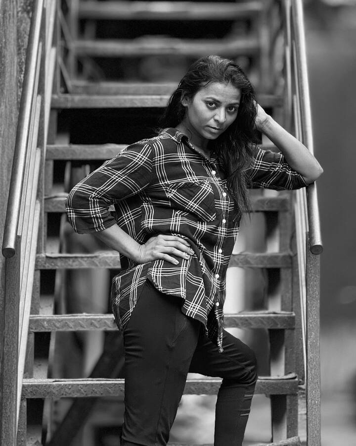 वर्षा को बचपन से डांस का बेहद शौक था. लेकिन इसी बीच उनकी शादी हो गई और घर की जिम्मेदारी मेरे ऊपर आ गई. फिर किसी ने बताया कि ऐप्स पर वीडियो बनाकर पैसा कमाया जाता है. मैंने भी वीडियो बनाने शुरू किए. मैं लोगों को हंसाती तो हूं पर मेरी जिंदगी में बहुत से दुख भी हैं.