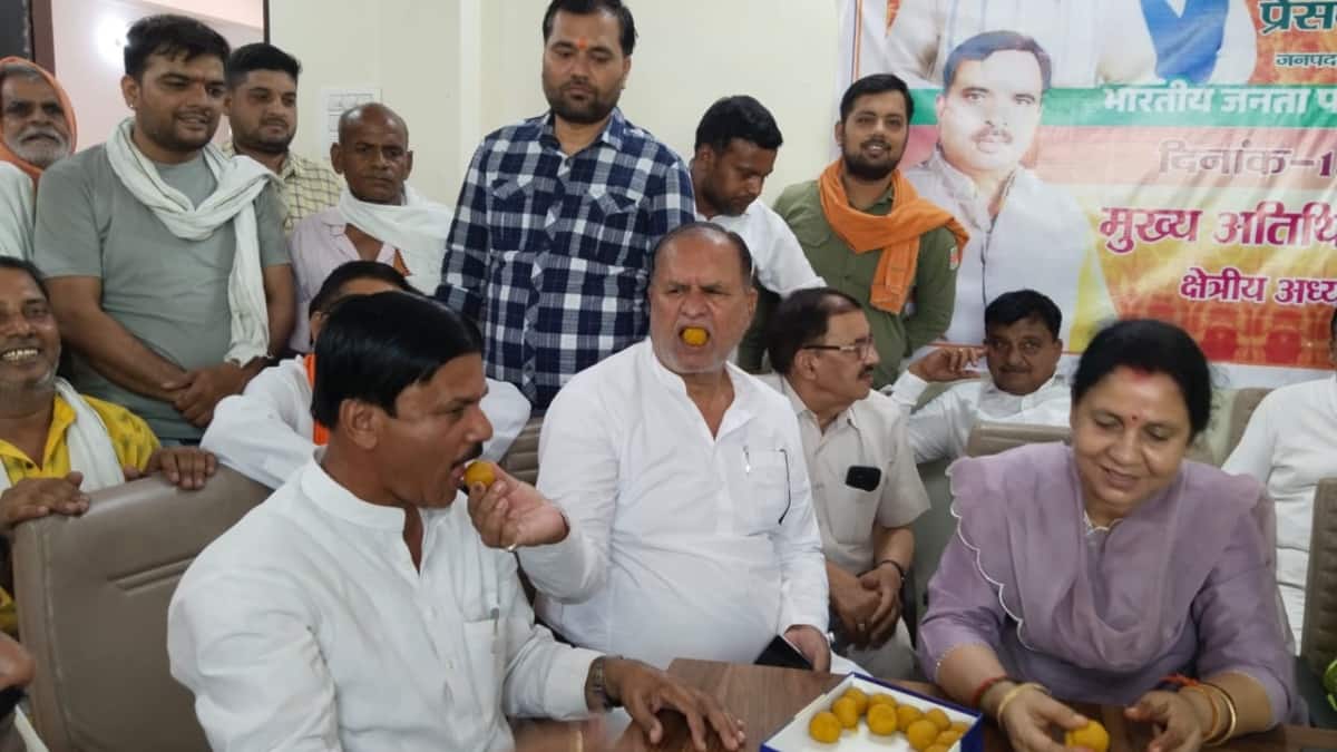 इटावा-कन्नौज हारने के बाद भी औरैया BJP कार्यालय में कार्यकर्ताओं ने बांटी मिठाई, जानें वजह