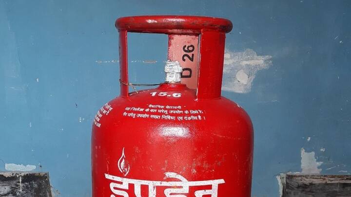 घरों में इस्तेमाल होने वाले गैस सिलेंडर घरेलू गैस कनेक्शन के तहत मिलते हैं. जो साल में एक कनेक्शन पर 15 दिए जाते हैं.
