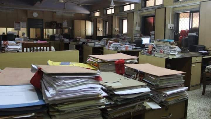 लेकिन आपकी फाइल आगे बढ़ाने के लिए अधिकारी बहुत समय लेते हैं. और आपके काम को लटकाए रहते हैं.  इससे आपके काम में देरी होती है.