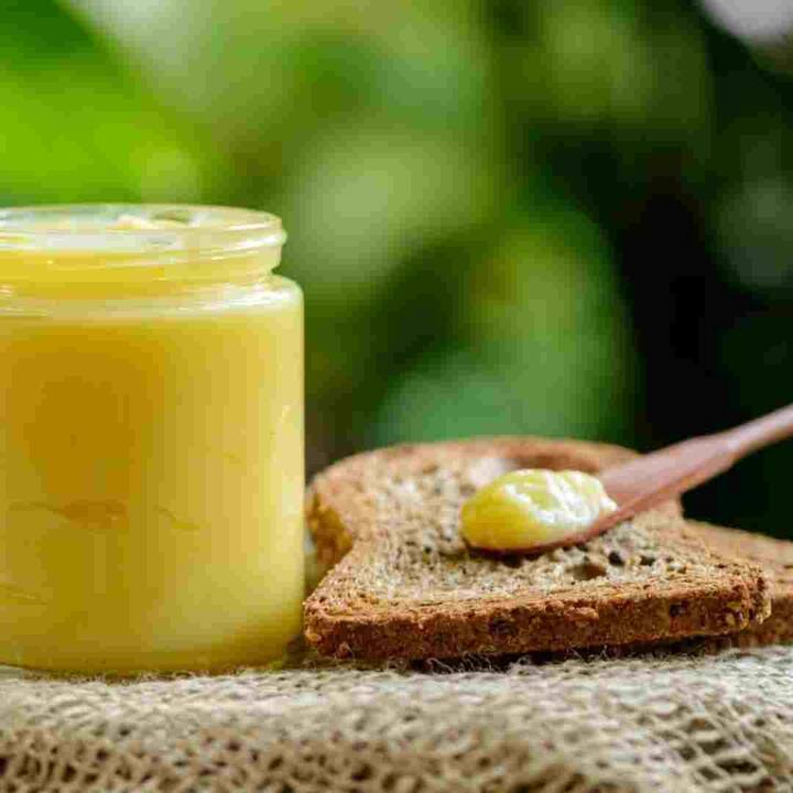 ਇਸ ਦੇ ਨਾਲ ਹੀ ਕੁਝ ਲੋਕ ਸਵੇਰੇ ਉੱਠਦੇ ਹੀ ਚਾਹ, ਕੌਫੀ ਜਾਂ ਗ੍ਰੀਨ ਟੀ ਪੀ ਲੈਂਦੇ ਹਨ। ਪਰ ਅੱਜਕੱਲ੍ਹ, ਸਿਹਤਮੰਦ ਜੀਵਨ ਸ਼ੈਲੀ ਨੂੰ ਅਪਣਾਉਣ ਵਾਲੇ ਕੁਝ ਲੋਕ ਸਵੇਰੇ ਖਾਲੀ ਪੇਟ ਇੱਕ ਚੱਮਚ ਘਿਓ ਦਾ ਸੇਵਨ ਕਰਨ ਲੱਗ ਪਏ ਹਨ। ਜੇਕਰ ਘਿਓ ਅਸਲੀ ਹੈ ਤਾਂ ਇਹ ਸਿਹਤ ਲਈ ਵਰਦਾਨ ਦੀ ਤਰ੍ਹਾਂ ਕੰਮ ਕਰ ਸਕਦਾ ਹੈ ਪਰ ਜੇਕਰ ਤੁਸੀਂ ਨਕਲੀ ਘਿਓ ਖਾ ਰਹੇ ਹੋ ਤਾਂ ਇਸ ਨੂੰ ਤੁਰੰਤ ਖਾਣਾ ਬੰਦ ਕਰ ਦਿਓ।