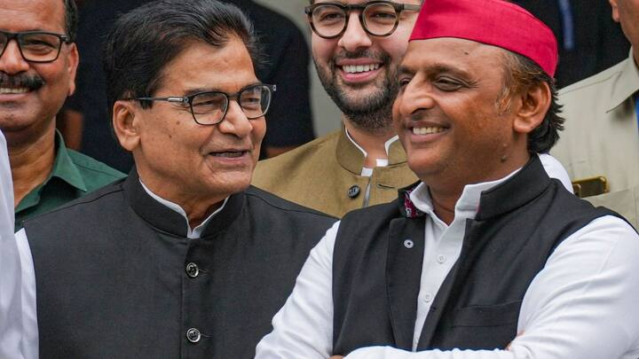 अखिलेश यादव के सामने एमबीबीएस डॉक्टर भी फेल है. अब आप सोच रहे होंगे कि अखिलेश यादव इलाज कब से करने लगे? दरअसल, अखिलेश यादव का एक वीडियो तेजी से सोशल मीडिया पर वायरल हो रहा है.