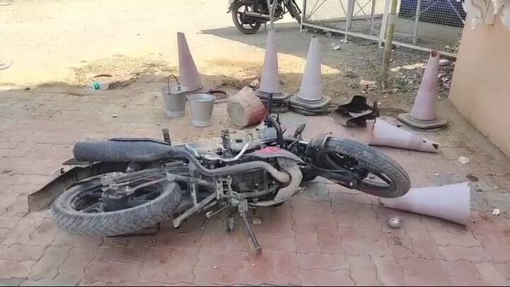 यह पूरा मामला चित्तौड़गढ़ जिले के गंगरार में भीलवाड़ा बोर्डर स्थित किंग्स वॉटर पार्क का है. इसका एक वीडियो वायरल हो रहा है. वीडियो में दिखाई दे रहा है कि बड़ी संख्या में युवक लाठी डंडा लेकर वॉटर पार्क में घुस गए.