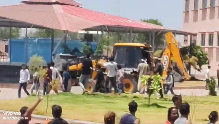 वीडियो में देखा जा सकता है कि वॉटर पार्क में घुसे उत्पाती लोगों को धमका रहे हैं.  इससे डरकर बड़ी संख्या में लोग इधर उधर भागते हुए नजर आ रहे हैं. सूचना के बाद मौके पर पुलिस जाब्ता पहुंच गया.