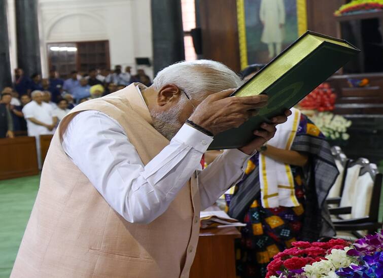 PM Modi bowed to the Constitution during the NDA Parliamentary Party meeting NDA Parliamentry Meeting: પીએમ મોદીએ બંધારણને નમન કરી જાણો વિપક્ષ અને જનતાને શું આપ્યો સંદેશ
