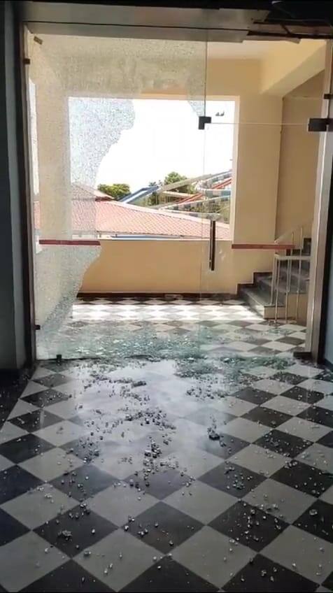 मामले में दोनों पक्षों की तरफ से रिपोर्ट दर्ज कराई गई है. वॉटर पार्क के कर्मियों और स्थानीय युवकों ने एक दूसरे पर मारपीट का आरोप लगाया है. पुलिस ने मामले की जांच शुरू कर दी है. घटना के बाद मौके पर भारी पुलिस बल को तैनात किया गया है.