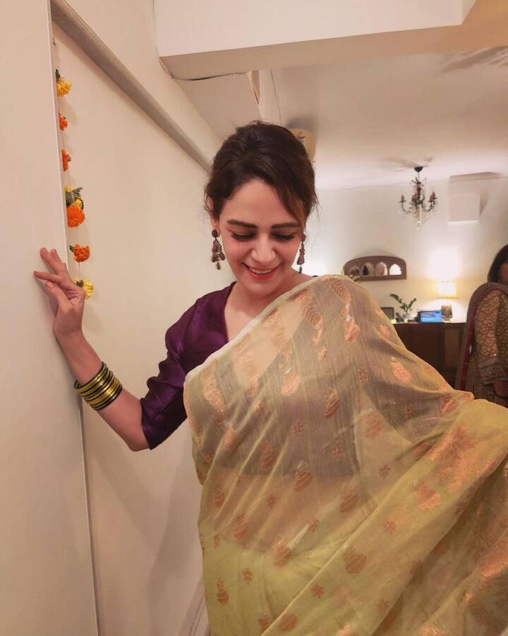 हाल ही में दिए एक इंटरव्यू में मोना ने पैपराजी के बारे में बात की और कहा, ' जब भी पैप्स हमें स्पॉट करते हैं तो वो महिलाओं के शरीर पर गलत जगह फोकस करते हैं और ये बहुत ही डिस्टर्बिंग है.’