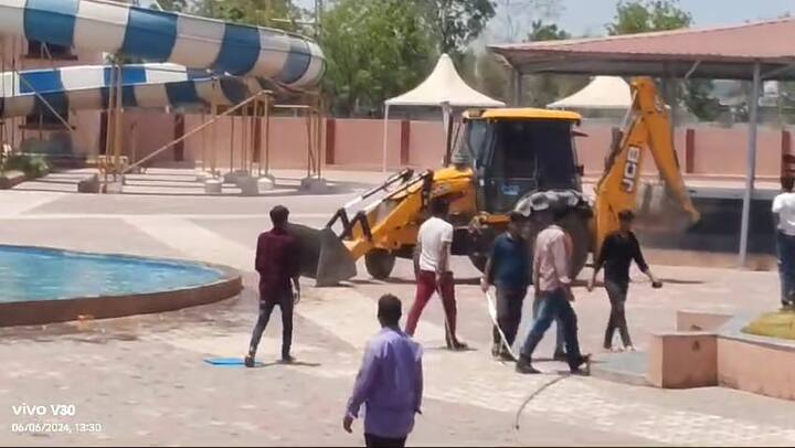 पुलिस के मुताबिक, जब कार्मिकों ने युवकों को रोका तो मारपीट की नौबत आ गई. इसके बाद आरोपी युवकों ने अपने गांव से बड़ी संख्या दूसरे लोगों को बुला लिया. युवकों के साथ आए अन्य लोगों ने यहां पर जमकर तोड़फोड़ की.