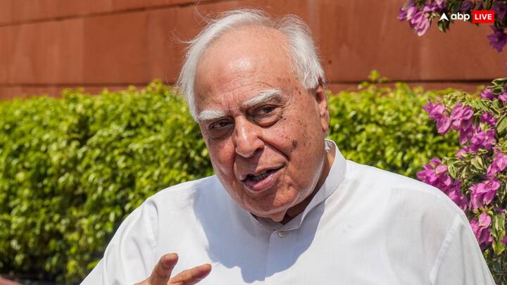 कपिल सिब्बल के मुताबिक, कॉमन मिनिमम प्रोग्राम भी ईश्वर की देन होगा. कैसे ऊपर वाला यह प्रोग्राम दे सकता है? भगवान ने जहां-जहां पदचिह्न रखे, वे गायब हो गए. देखिए कि यूपी में क्या हुआ.