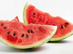 ਤਰਬੂਜ ਖਾਂਦੇ ਸਮੇਂ ਲੋਕ ਅਕਸਰ ਕਰ ਜਾਂਦੇ ਹਨ ਇਹ ਗਲਤੀਆਂ, ਸਾਵਧਾਨ! ਨਹੀਂ ਤਾਂ ਪੈ ਜਾਣਗੇ ਲੈਣੇ ਦੇ ਦੇਣੇ