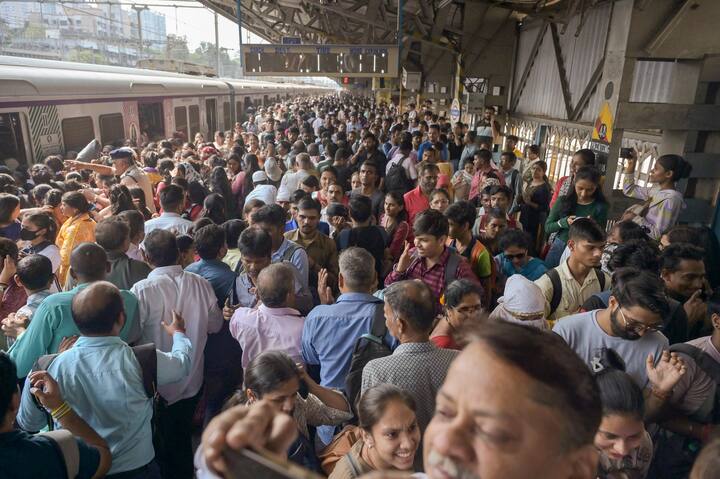 यदि आपका टिकट कहीं खो जाता है तो आपको ट्रेन के टीटीई को इस संबंध में सूचना देनी होगी, जिसके बाद टीटीई आपको एक डुप्लीकेट टिकट जारी करेगा.