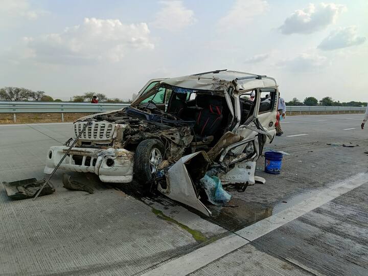 संभाजीनगरच्या वैजापूरजवळ (Vaijapur) समृद्धी महामार्गावर हा भीषण अपघात झाल्याची प्राथमिक माहिती समोर आली आहे