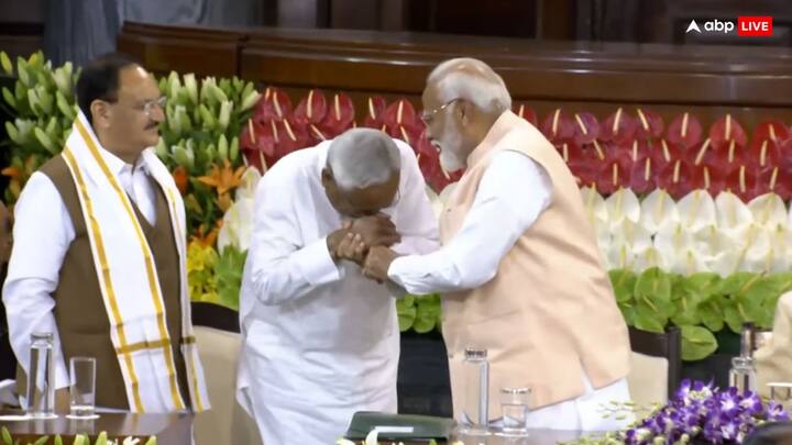 नरेंद्र मोदी ने फौरन नीतीश कुमार को झुकने से रोका और उनका हाथ पकड़कर अभिवादन स्वीकारा, जिसके बाद बिहार सीएम ने पीएम के हाथों पर माथे को झुका दिया.