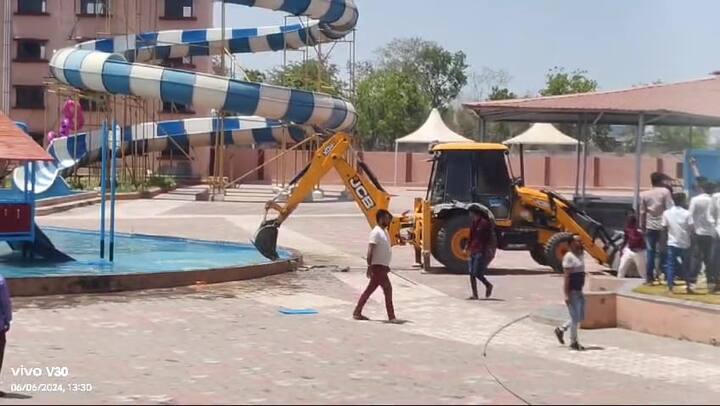 पुलिस सीसीटीवी देखकर उत्पात मचाने वाले और तोड़फोड़ करने वाले आरोपी युवकों की पहचान कर तलाश कर रही है. कथित वायरल वीडियो और फोटो में वॉटर पार्क में युवकों को साफ तोड़फोड़ करते हुए देखा जा सकता है.