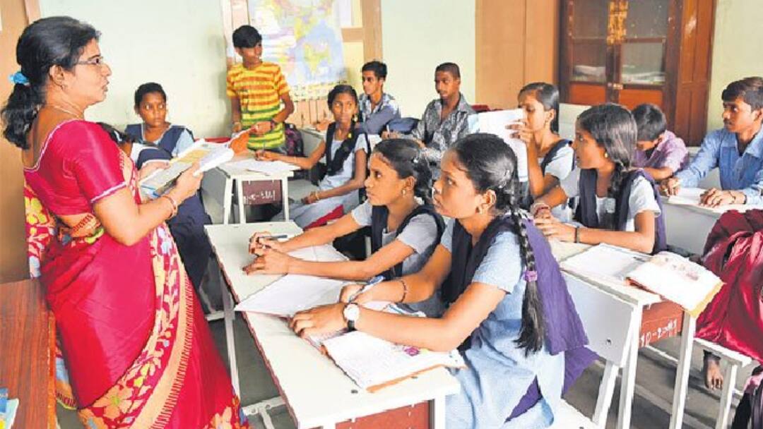 Telangana Government Issues GO For Teachers Transfers And Promotions Telangana Govt Teachers: టీచర్లకు గుడ్ న్యూస్ చెప్పిన తెలంగాణ సర్కార్, దానితో సంబంధం లేకుండానే ప్రమోషన్లు