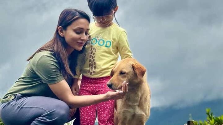 গোটা দেশ যখন ফুটছে নির্বাচন, ফলাফল, সরকার গঠনের উত্তেজনায়, তখন এই সমস্ত কিছু থেকে অনেক দূরে মিমি। একান্তে, পাহাড়ের কোলে সময় কাটাচ্ছেন নিজের পরিবারের প্রিয় মানুষদের সঙ্গে।