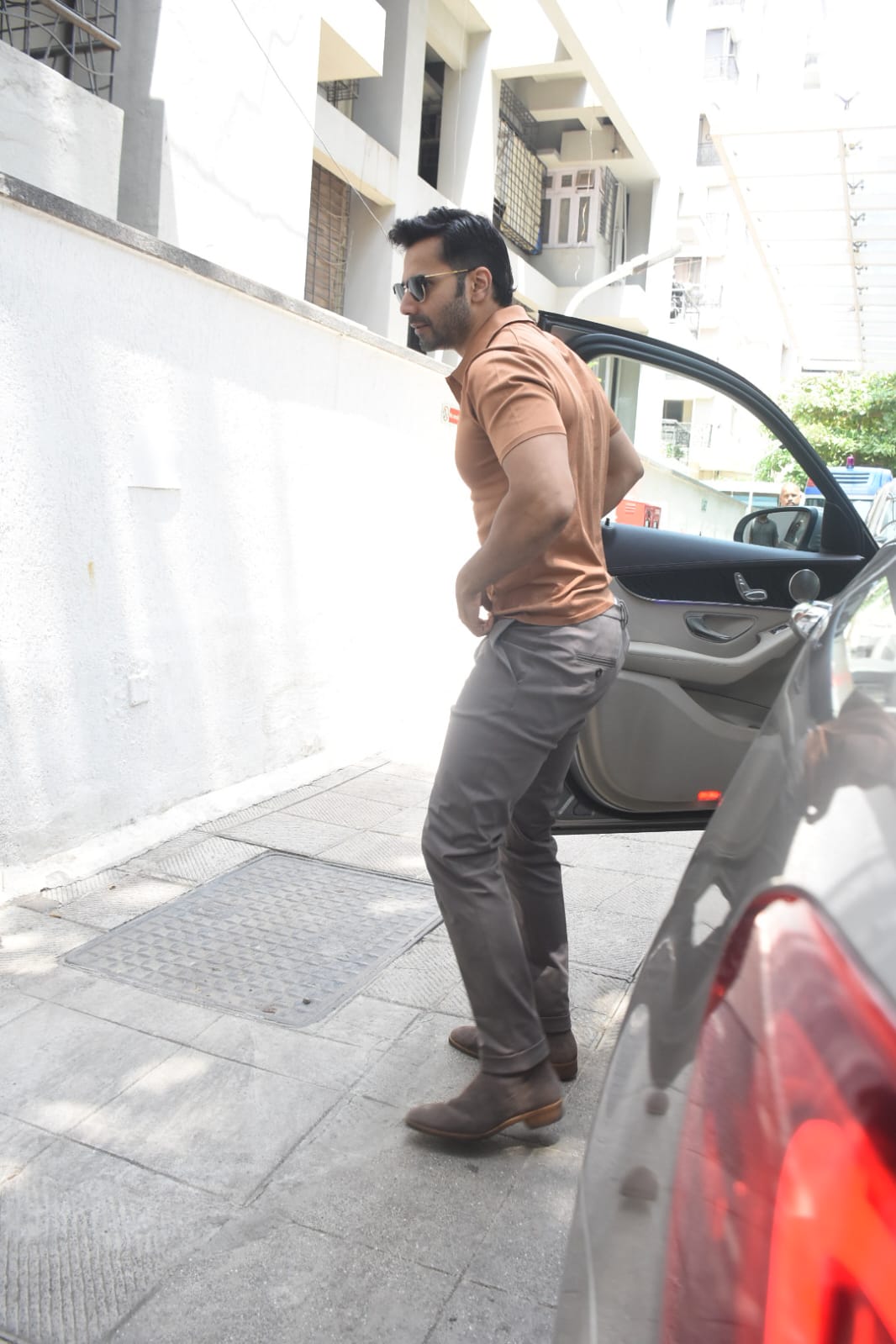 न्यू बॉर्न बेटी संग अस्पताल से डिस्चार्ज हुईं नताशा दलाल, लाडली को गोद में लिए दिखे वरुण धवन, सामने आई पहली तस्वीरें