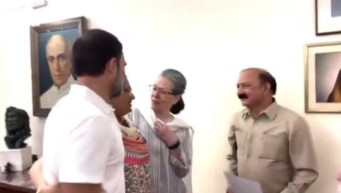 when-sonia-gandhi-says-because-i-am-lioness-after-winning-amethi-and-raebareli Video: અમેઠીના સાંસદ કિશોરી લાલના પત્ની કરી રહ્યા હતા રાહુલ ગાંધીના વખાણ, ત્યારે જ સોનિયા ગાંધીએ કહ્યું, 'ક્યુકી મેં શેરની હું'
