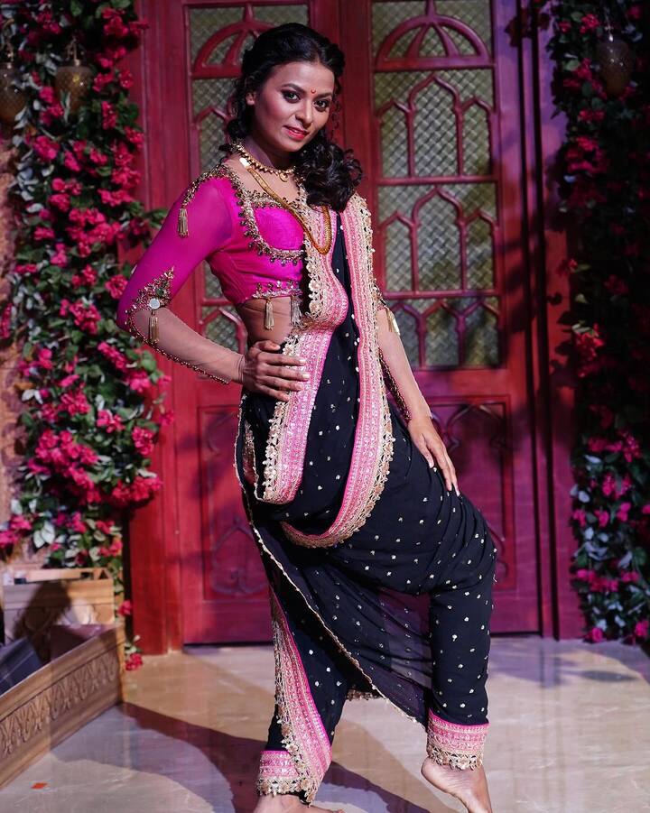 वर्षा ने एक शो के दौरान बताया कि उनकी मां ने भी उन्हें और उनकी बहन को अकेले ही गरीबी के माहौल में पाल पोसकर बड़ा किया था. वर्षा ने बताया कि मैं बचपन में ही अपने घर की जिम्मेदारी उठा चुकी थी. पापा बहुत शराब पीते थे और घर भगवान भरोसे छोड़ चुके थे.