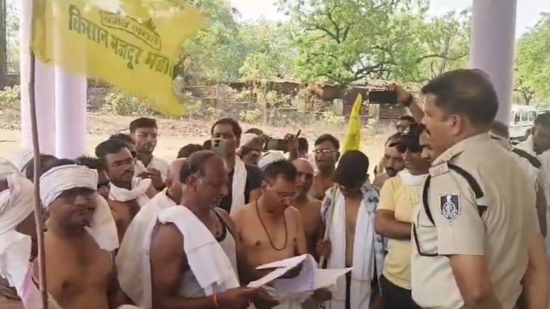 MP Farmers protested after being cheated 5 crore in Khargone gave memorandum to Tehsildar ANN MP: खरगोन में किसानों ने 5 करोड़ रुपये की ठगी होने पर किया प्रदर्शन, दी चेतावनी
