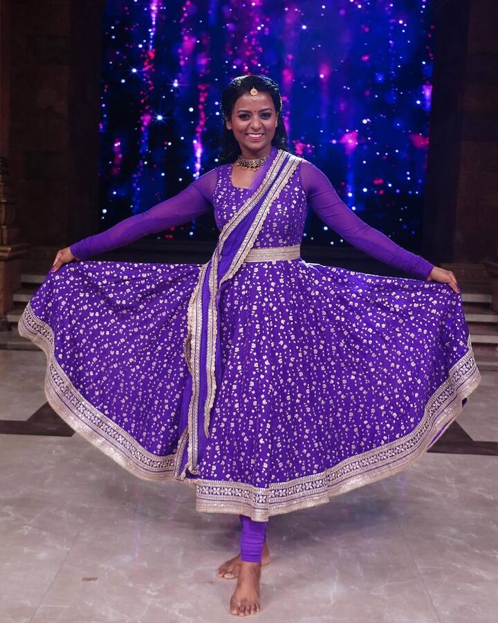 वर्षा ने बताया कि मेरी मां लोगों के घरों में बर्तन धोकर घर चलाती थी. जब मम्मी का काम ज्यादा हो जाता था और वो अकेले नहीं कर पाती थीं तो हम भी मम्मी के साथ लोगों के घर जाकर बर्तन साफ करने का काम करते थे.