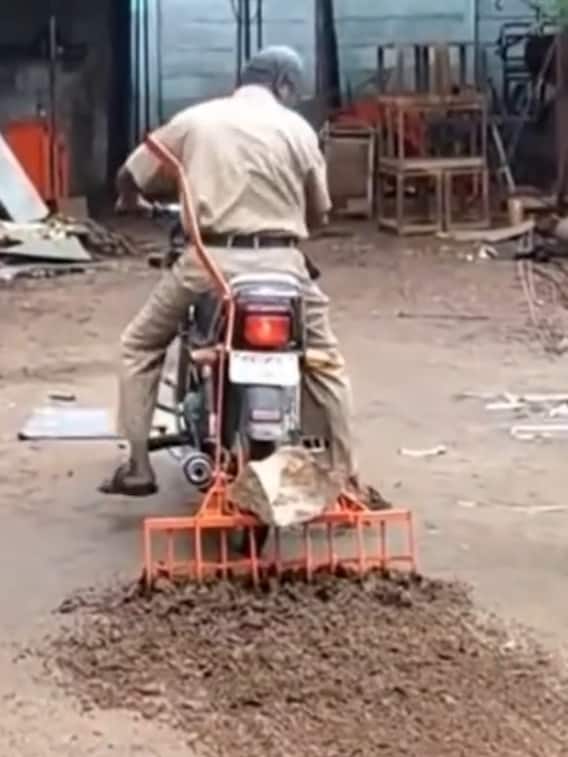 ट्रैक्टर नहीं मिला तो शख्स ने बाइक से जोत दिया खेत