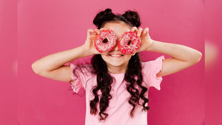 National donut day date 2024 5 side effects of having donut National Donut Day 2024: बच्चे करते हैं डोनट खाने की डिमांड, तो उसे पूरा करने से पहले जान लें इसके गंभीर परिणाम