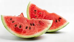 तरबूज खाते समय मजे-मजे में अक्सर कर देते हैं ये गलतियां, ध्यान से वरना पड़ जाएंगे लेने के देने