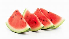 तरबूज खाते समय मजे-मजे में अक्सर कर देते हैं ये गलतियां, ध्यान से वरना पड़ जाएंगे लेने के देने