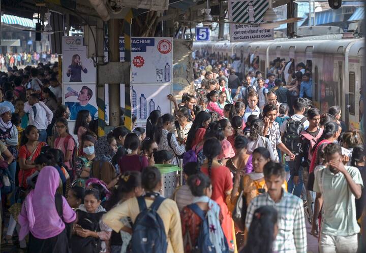 इस स्थिति में आप घबरा जाते हैं, तो बता दें कि ऐसी किसी स्थिति में घबराने की जरुरत नहीं है. रेलवे का इसे लेकर भी एक नियम है.