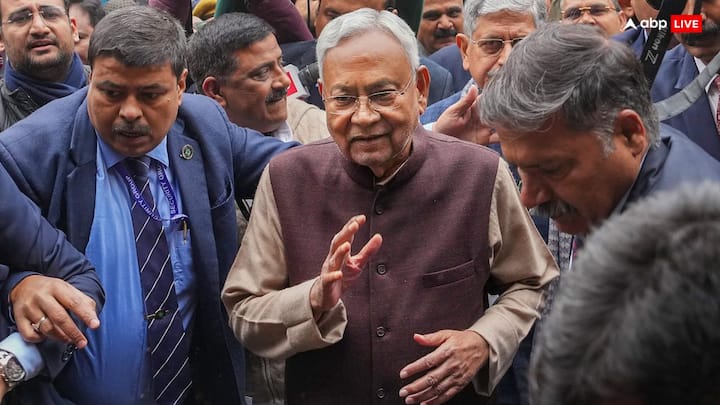 सातवें नंबर की पार्टी (लोकसभा सीटें जीतने के मामले में) भले ही भारतीय जनता पार्टी (बीजेपी) को समर्थन देने पर राजी हुई हो पर सियासी गलियारों में बयानबाजी जारी है.
