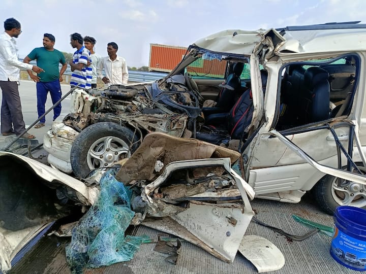 नाशिक येथे देवदर्शनासाठी गेलेल्या संभाजीनगरच्या (Chhatrapati Sambhajinagar) भाविकांच्या गाडीचा अपघात झाला आहे