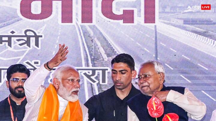 ऐसा बताया गया कि घबराए हुए जेडी(यू) नेता ने कहा कि अगर उनकी पार्टी के पास 12 सांसद हैं तो उन्हें 12 मंत्रालय भी मिलने चाहिए.