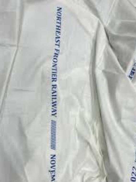 रेलवे पैसेंजर्स को सफेद चादर ही क्यों देता है