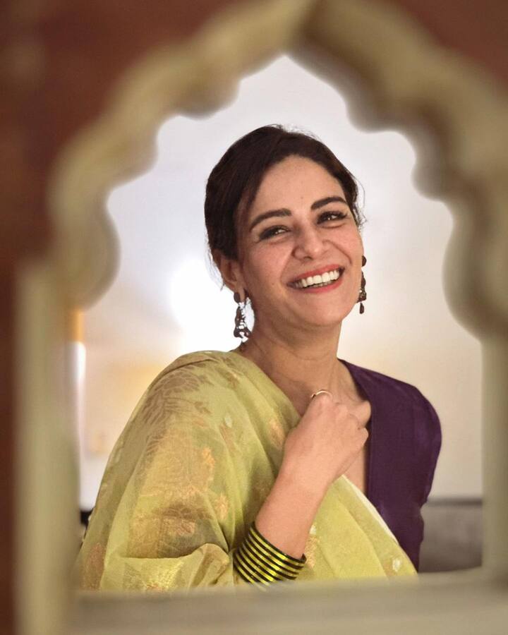 मोना सिंह ने आगे कहा कि, पैपराजी फीमेल एक्ट्रेसेस के साथ ही ऐसा करते हैं. क्या वो कभी किसी मेल एक्टर की इस तरह गलत एंगल से फोटो लेते हैं? नहीं ना लेकिन हर महिला के साथ वो ऐसा ही करते हैं..'