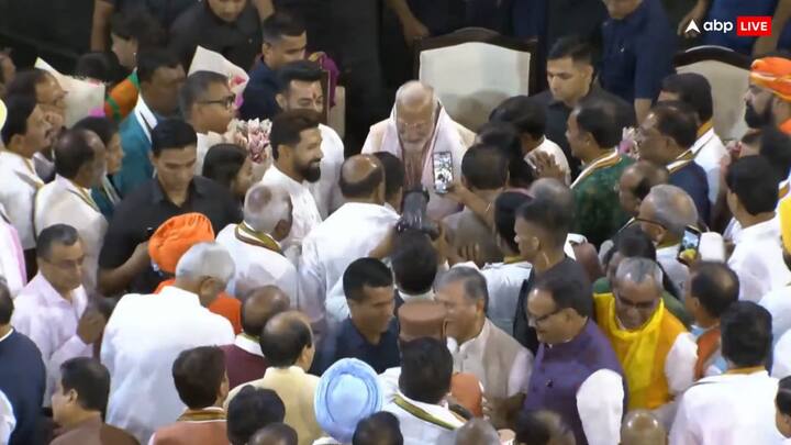 एनडीए संसदीय दल की बैठक के दौरान कुछ नेता भावुक (ज्योतिरादित्य सिंधिया भी) तो कई नेता उत्साहित और खुश नजर आए.