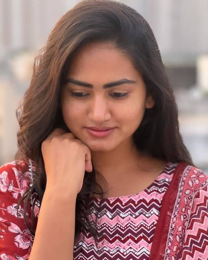 సీరియల్ లో కూల్ లుక్ లో కనిపించే అనామిక...మేకప్ లేకుండా ఎలా ఉంటుందో కొన్ని పిక్స్ షేర్ చేసింది. వాస్తవానికి మేకప్ ఉన్నా లేకున్నా నిఖితా చౌదరి లుక్ లో పెద్దగా మార్పులేమీ లేవు...