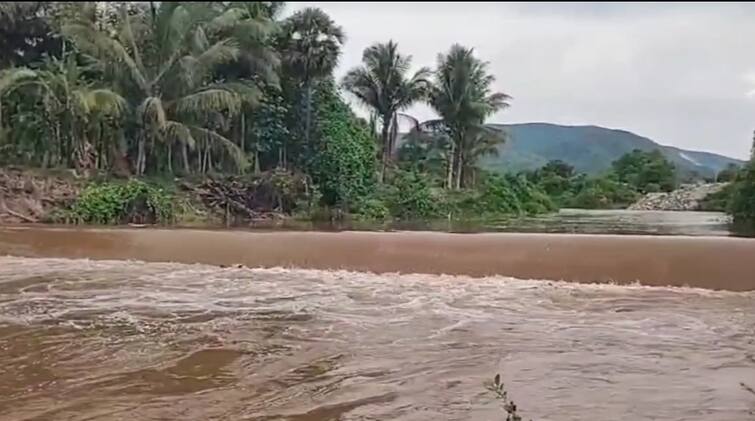 Farmers are happy after six hours of incessant rain has overflowed the banks 6 மணி நேரமாக விடாது பெய்த மழை: கரை புரண்டு ஓடிய  காட்டாறு! மகிழ்ச்சியில் விவசாயிகள்