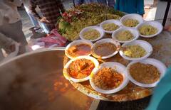 In Pics: वर्ल्ड पोहा डे पर जानें इंदौर में टेस्टी पोहा मिलने की बेस्ट जगह, फूड लवर के लिए क्यों है खास?