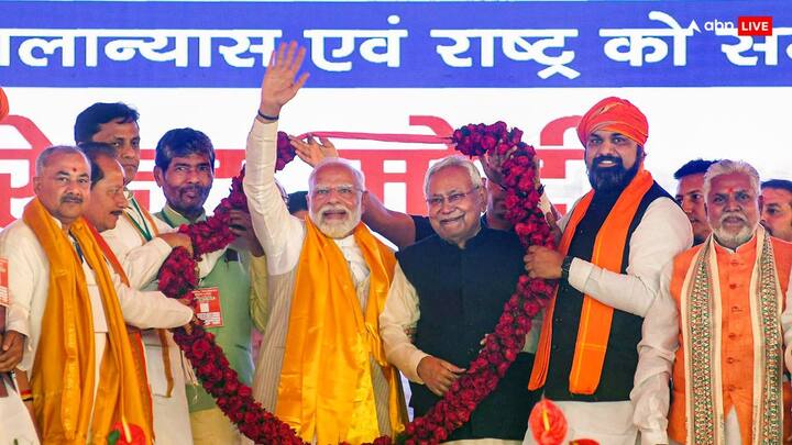 पत्रकारों ने तब जेडी(यू) नेता पर यह बताने के लिए दबाव डाला कि पार्टी कितने मंत्रालयों को लेकर बीजेपी के सामने जोर आजमा रही है.