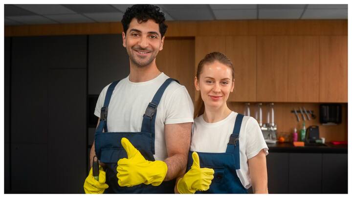 सबसे पहले, आपको एक लंबी डंडी और एक बड़ा सूखा कपड़ा चाहिए. डंडी के आगे वाले हिस्से पर बड़ा कपड़ा बांध लें. फिर, इस डंडी को सोफे और बेड के नीचे ले जाकर सफाई करें. सूखा कपड़ा धूल-मिट्टी और जाले आसानी से बाहर निकाल देगा.