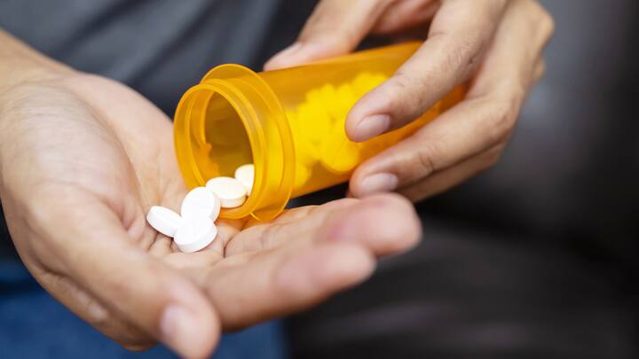 Be mindful of medications: It is important to consult a medical professional before starting any medication to ensure that it is aligned with your heart goals. Your healthcare provider will provide you with a personalised plan to cater to your goals. (Image Source: Canva)