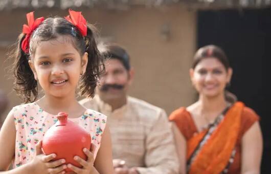 अगर आप अपनी बेटी के नाम पर सुकन्या समृद्धि खाते में हर साल 1.5 लाख रुपये जमा करते हैं, तो आपको निवेश के लिए हर महीने 12,500 रुपये बचाने होंगे। 15 साल में आप कुल 22,50,000 रुपये निवेश करेंगे. फिलहाल इस योजना पर 8.2 फीसदी का ब्याज है, 21 साल में मैच्योरिटी के समय कुल 46,77,578 रुपये ब्याज के रूप में मिलेंगे।